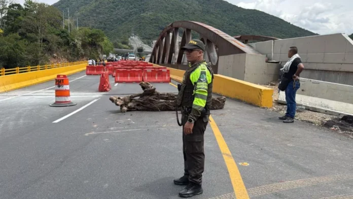 Los bloqueos en la vía Bogotá-Girardot han generado trancones de hasta 25 kilómetros. Manifestantes exigen el cumplimiento del Acuerdo de Paz de 2016, afectando la movilidad de cientos de viajeros.