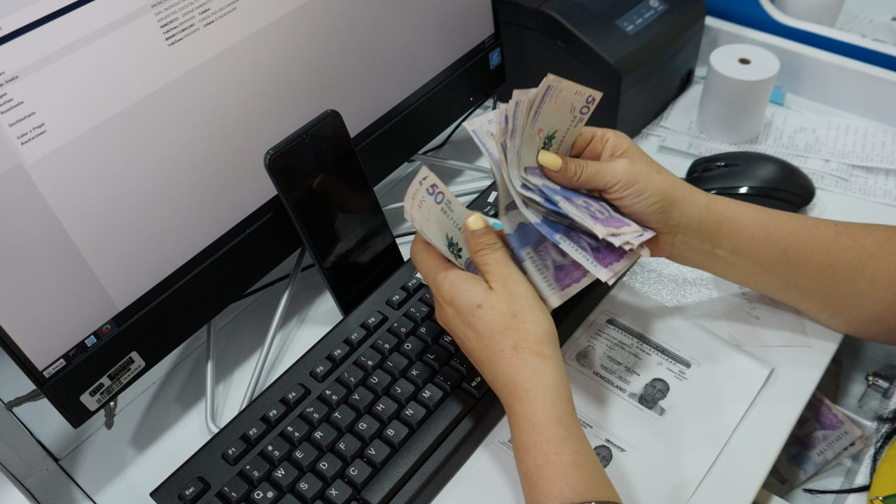 El programa Devolución del IVA 2025 ajustó su calendario de pagos para beneficiar a dos millones de hogares vulnerables en Colombia. Conoce las nuevas fechas, montos y cómo verificar si eres beneficiario.