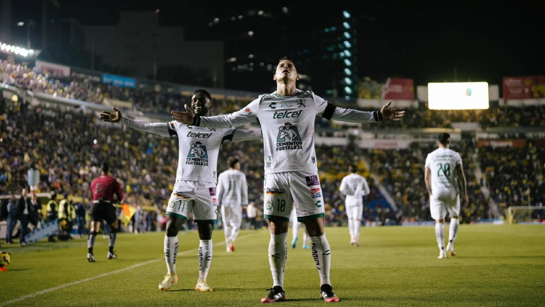 El sueldo de James Rodríguez en el Club León es de 5 millones de dólares anuales, posicionándolo entre los jugadores mejor pagados de la Liga MX. Aquí te contamos cuánto gana al mes, día y minuto.