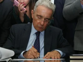 El juicio contra Uribe fue suspendido tras una tutela presentada por su defensa, argumentando vulneración del debido proceso. La decisión del Tribunal Superior de Bogotá ha generado debate en el país.