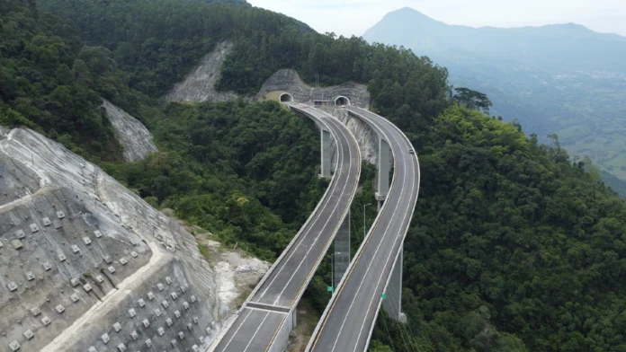 La entrega de un tramo de 24 km de la vía al Suroeste de Antioquia ha generado expectativas, pero aún quedan obras clave pendientes, como el túnel de Sinifaná y el peaje de Amagá, para una conectividad real. La entrega de un tramo de 24 km de la vía al Suroeste de Antioquia ha generado expectativas, pero aún quedan obras clave pendientes, como el túnel de Sinifaná y el peaje de Amagá, para una conectividad real.