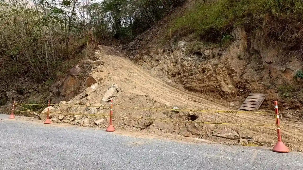 Gobernación de Antioquia entrega estudios para la vía de El Aro tras 15 años de espera