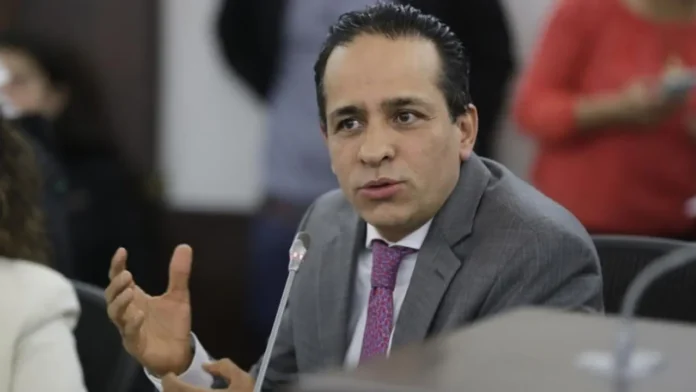 Luego de las diferentes renuncias de los ministros, Alexander López Maya ha presentado su renuncia irrevocable a la dirección del DNP.