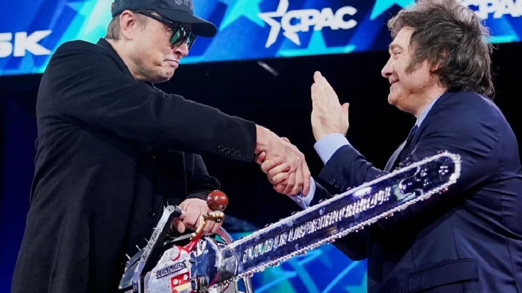 En video, el momento en que Elon Musk recibe de regalo una motosierra de Milei