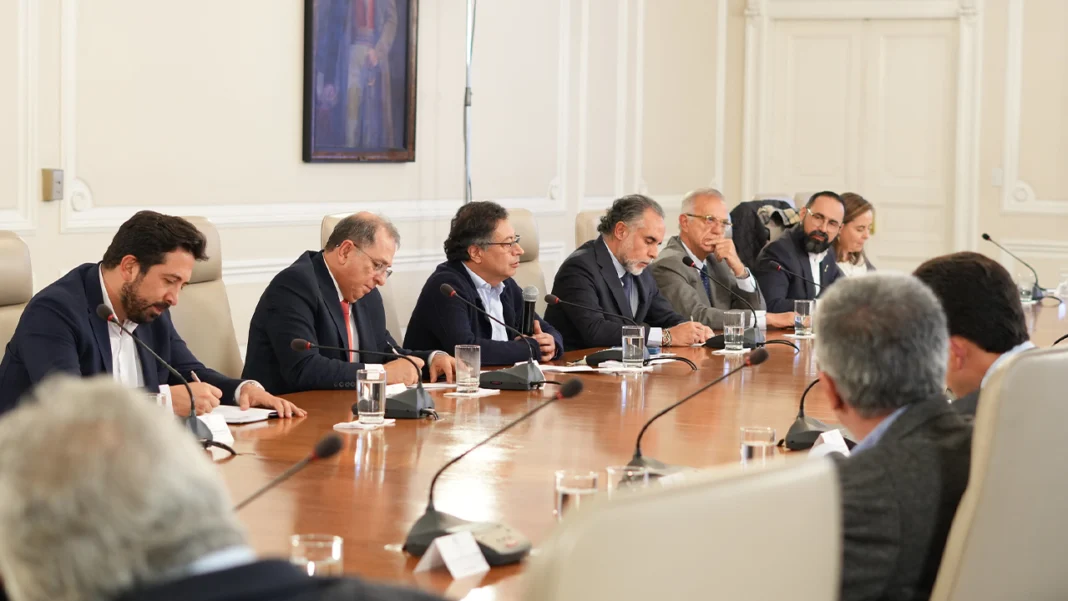 El salario de un ministro en Colombia está alrededor de los $26 millones, mientras que el del nuevo asesor de presidencia llegaría a los $22 millones. El presidente es quien tiene el salario más alto del gabinete.