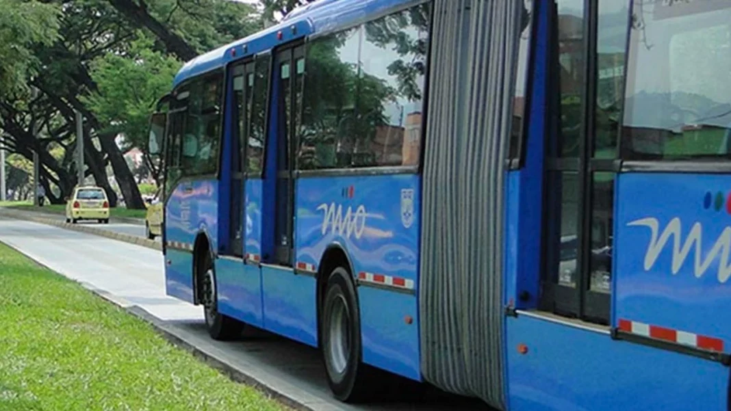 En video: queman bus en Cali y rayan paredes en Medellín durante marchas hoy