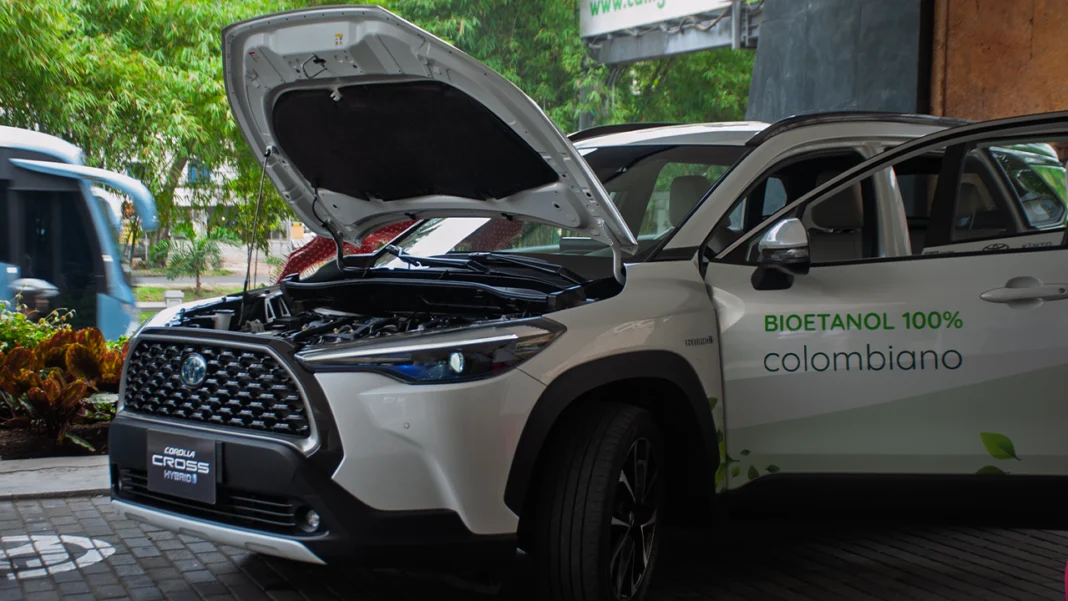 El alcohol carburante en Colombia contribuyó en 2024 a mitigar 1,5 millones de toneladas de CO₂, impulsando la movilidad sostenible y reduciendo la contaminación gracias a su mezcla del 10% en la gasolina.