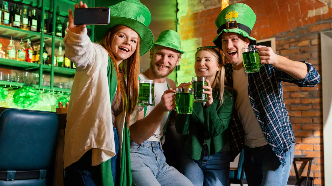 El Día de San Patricio en Colombia se celebra con cerveza verde, música irlandesa y eventos en Bogotá, Medellín y Cali, donde bares y restaurantes ofrecen experiencias temáticas durante todo marzo.