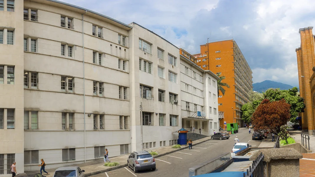 El Hospital Alma Máter de Antioquia suspendió servicios médicos a docentes por la deuda del Fomag, que asciende a casi 5.000 millones de pesos, afectando la atención y estabilidad financiera del hospital.