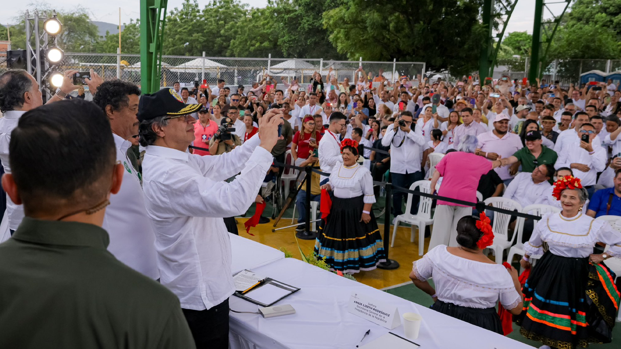 Gustavo Petro visita Los Patios para inaugurar infraestructura de salud y anunciar proyectos de desarrollo en el Catatumbo, en medio de medidas de seguridad y un contexto de tensión en la región.