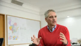 Durante la instalación del XXVI Encuentro de Dirigentes del Occidente, el Gobernador Andrés Julián destacó este sábado la inversión por 1,3 billones de pesos que actualmente ejecuta la Gobernación de Antioquia en esta subregión del Departamento.Entre las obras, el mandatario resaltó la nueva vía al mar Gonzalo Mejía Trujillo que, con 37,7 kilómetros de longitud, 18 túneles, 30 puentes y 17,7 kilómetros de vías a cielo abierto, conectará a Medellín con Urabá en menos de cuatro horas y media.Antioquia ratifica inversión de 1,3 billones de pesos en el Occidente, esto se sabe