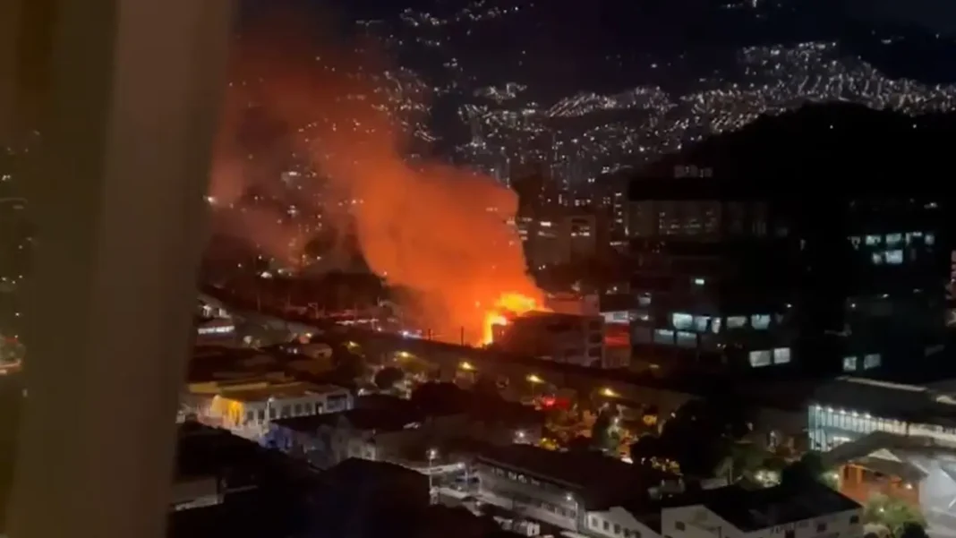 Incendio de gran magnitud afecta local comercial en Medellín