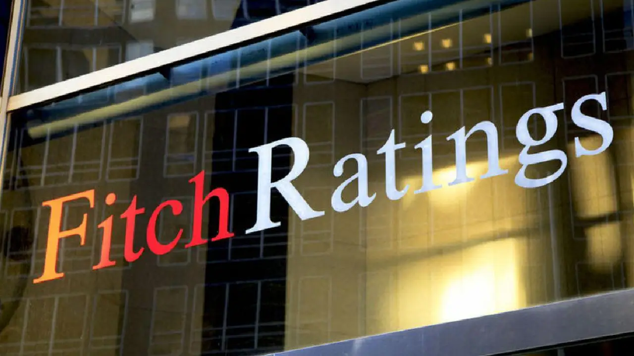 Fitch ratings ajusta perspectiva a negativa para Colombia: implicaciones y retos económicos