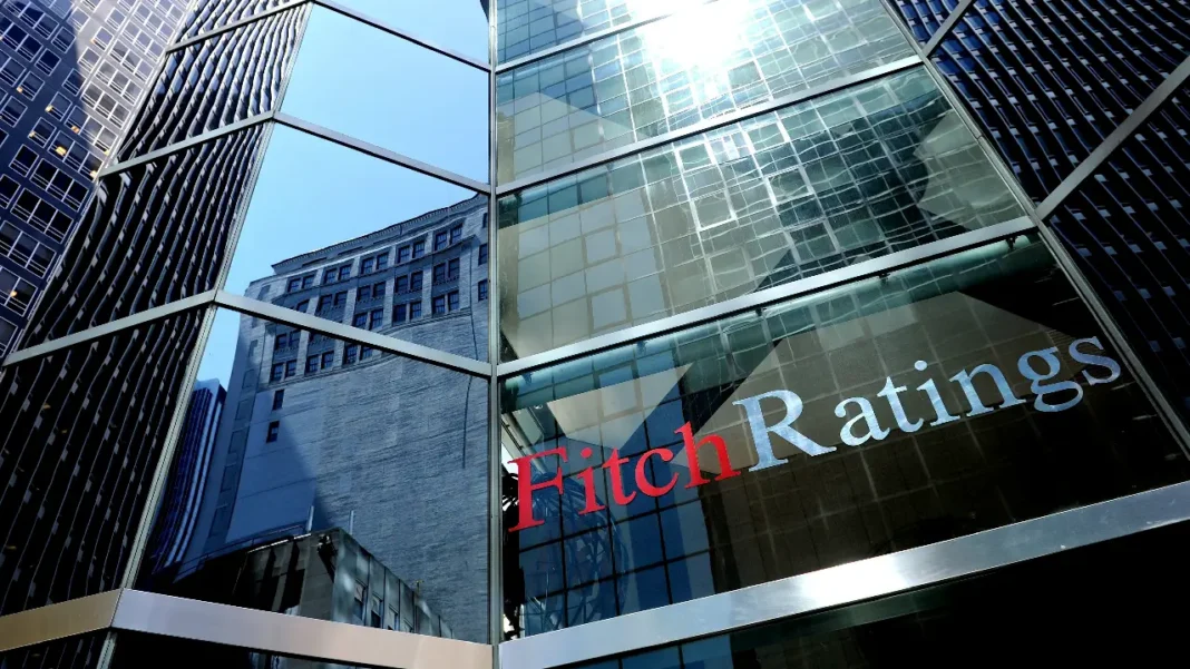 Fitch ratings ajusta perspectiva a negativa para Colombia: implicaciones y retos económicos