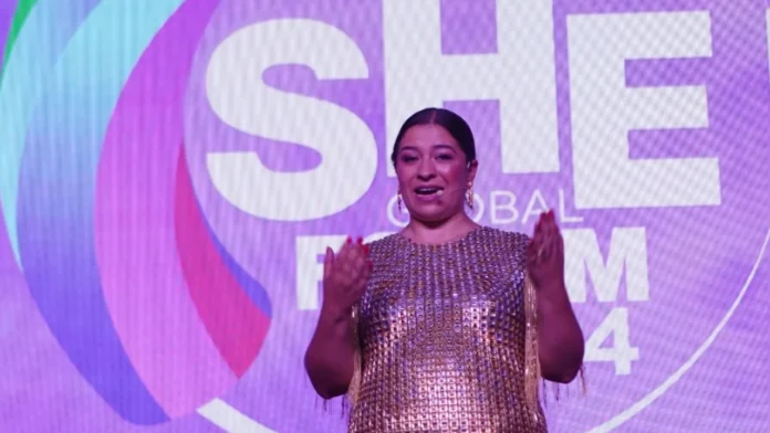 La Fundación She Is impulsa la equidad de género en Colombia y América Latina a través de programas de educación y emprendimiento, beneficiando a miles de mujeres y niñas en situación de vulnerabilidad.