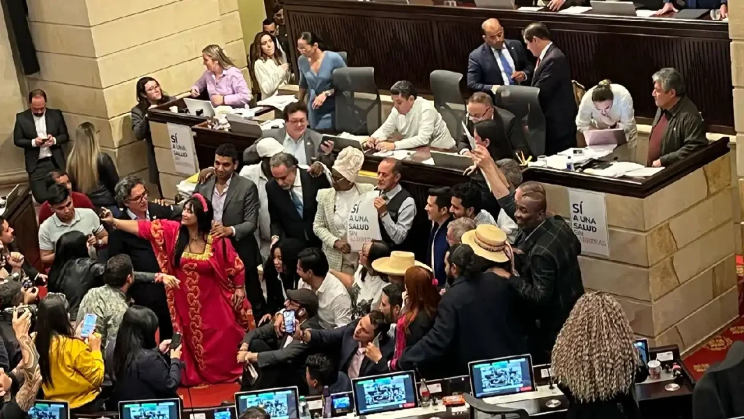 Primera victoria de Benedetti: aprueban reforma a la salud en Cámara