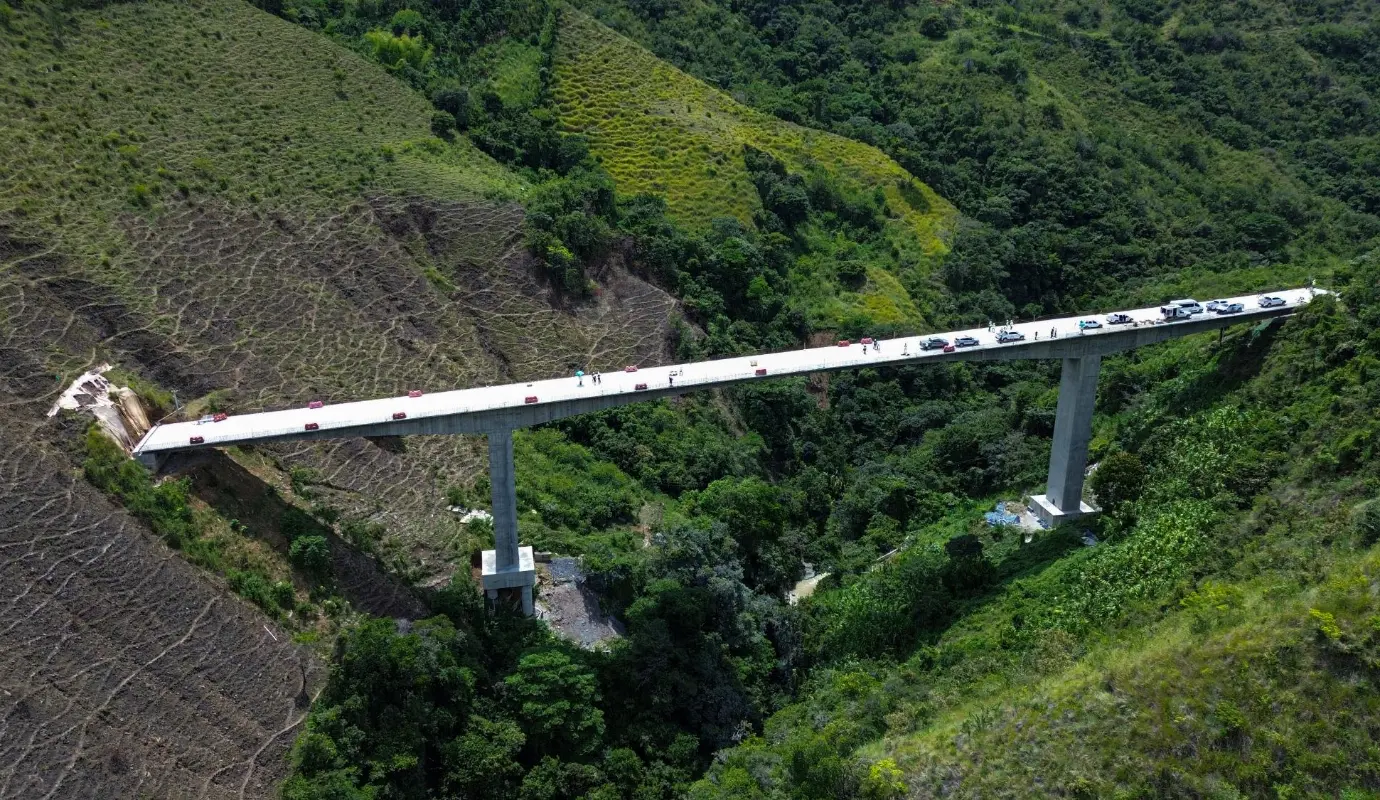 Gobernador de Antioquia anuncia licitaciones de obras públicas por $410 mil millones
