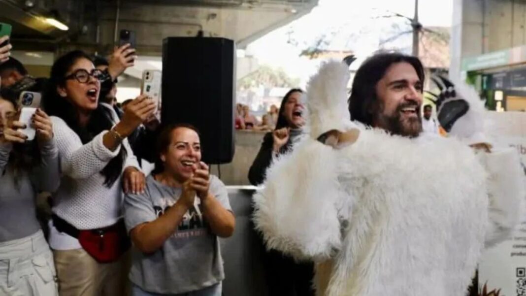 Juanes, con su nuevo álbum en mente, hace de oso y aparece sorpresivamente en el Metro de Medellín