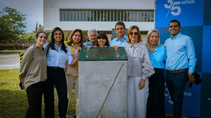 Arquitectura y Concreto celebra 35 años como líder en el sector constructor de Colombia, con más de 9 millones de m² construidos y una firme apuesta por la innovación y la sostenibilidad. Arquitectura y Concreto celebra 35 años como líder en el sector constructor de Colombia, con más de 9 millones de m² construidos y una firme apuesta por la innovación y la sostenibilidad.