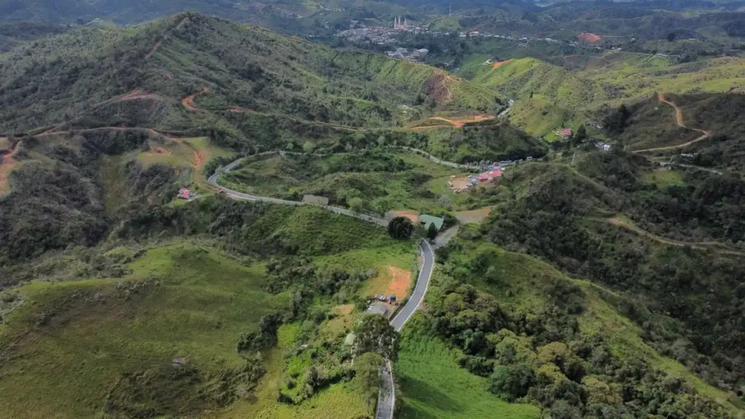 Antioquia inaugura vía clave entre Santo Domingo y La Quiebra con inversión superior a $46.500 millones