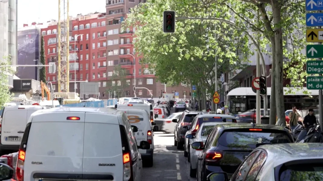 Un masivo apagón en España y Portugal dejó a millones sin electricidad este lunes, afectando transporte, aeropuertos y servicios esenciales en la Península Ibérica.