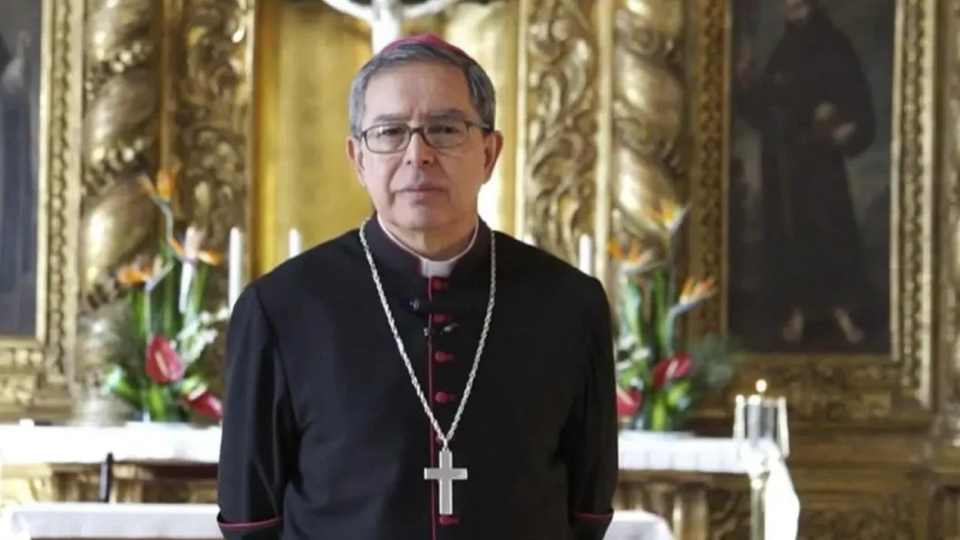 Luis José Rueda, arzobispo de Bogotá y cardenal colombiano, es uno de los posibles sucesores del Papa Francisco tras su fallecimiento el 21 de abril, según establece la ley canónica.