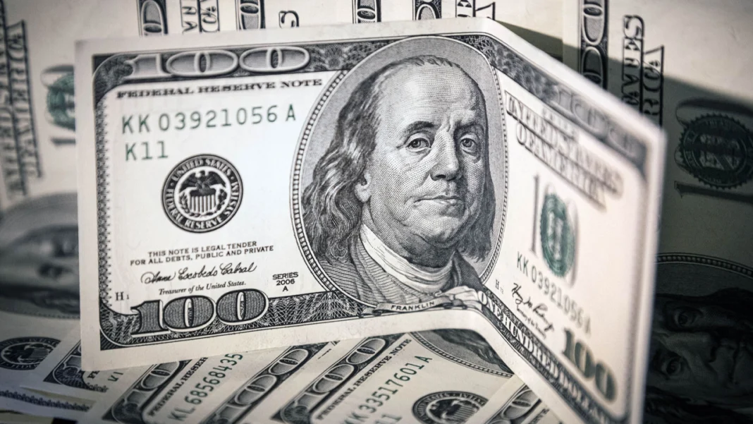 El dólar hoy abrió en $4.407 pesos, manteniendo una constante alza con respecto a los días anteriores. Analistas económicos advierten que se podría llegar a cifras mayores en menos de lo que se tiene previsto.