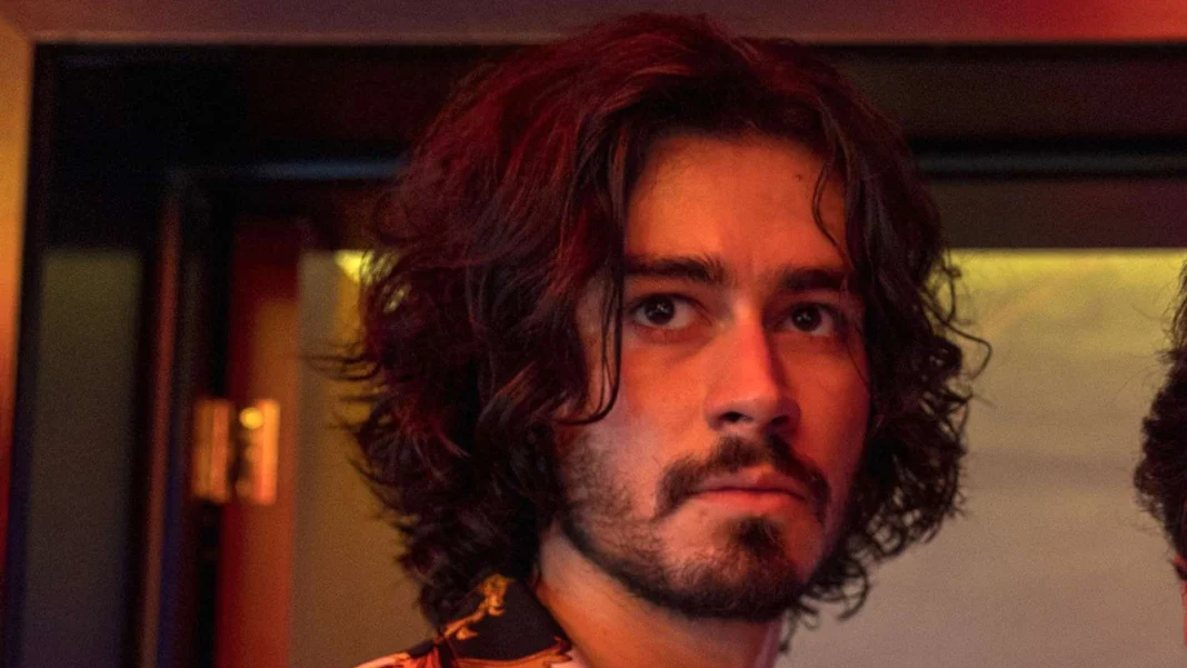 El actor Manuel Masalva está en coma tras contraer la bacteria Burkholderia durante un viaje al sudeste asiático, una infección rara y peligrosa que afecta órganos vitales.