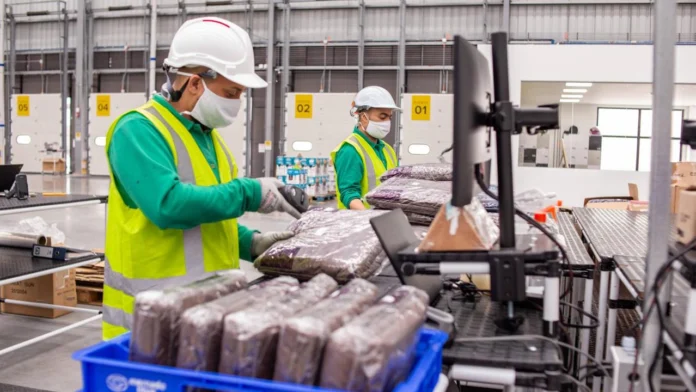 La producción manufacturera en Colombia registró una caída del 1,2% en producción y del 0,4% en ventas durante febrero de 2025, según datos del DANE, aunque el empleo tuvo leve crecimiento.