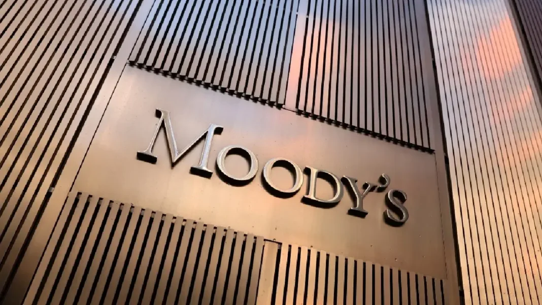 Moody’s alerta por déficit fiscal y caída de ingresos tributarios en Colombia