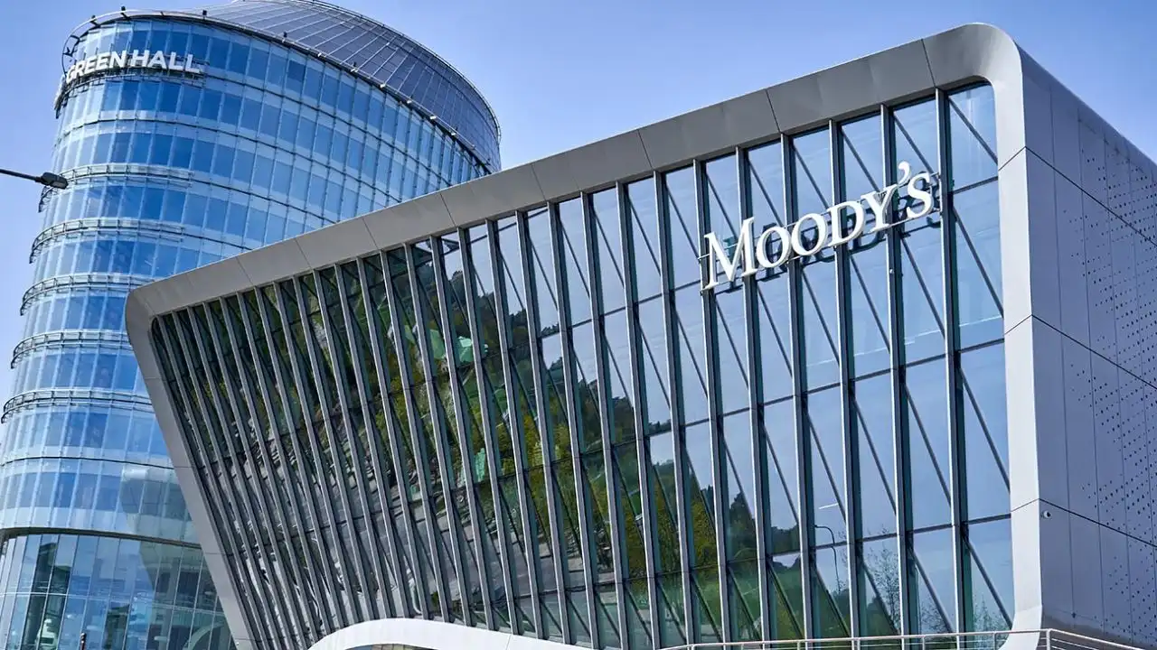 Moody’s alerta por déficit fiscal y caída de ingresos tributarios en Colombia 