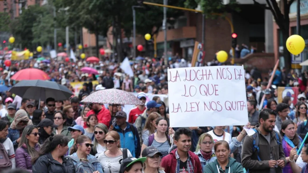 El paro 24 de abril en Bogotá causa bloqueos viales, estaciones de TransMilenio cerradas y manifestaciones de maestros, estudiantes y colectivos culturales en toda la ciudad.