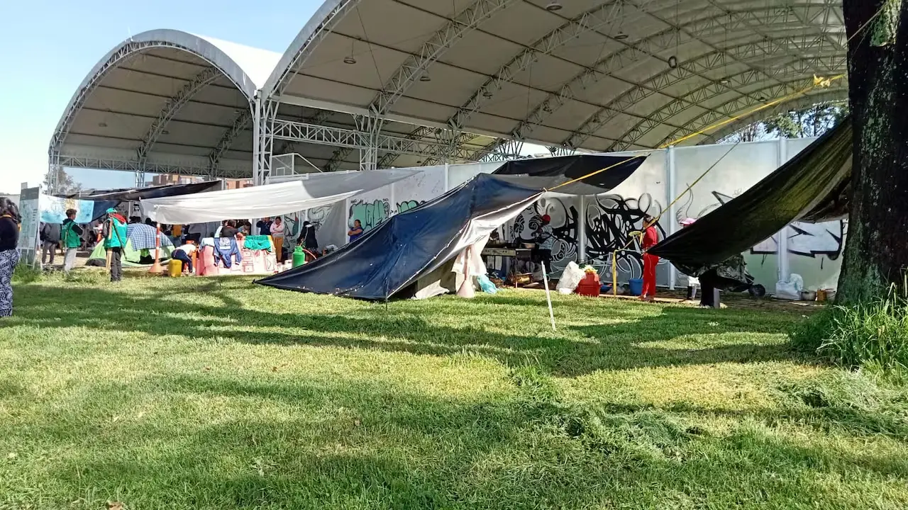Distrito instala hangares y carpas en la Universidad Nacional para recibir la Minga indígena 2 Llegada masiva de indígenas a la Universidad Nacional: así avanza la logística para la Minga