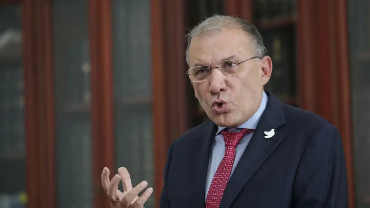 Roy Barreras renuncia como embajador y agita rumores de candidatura presidencial en 2026 1 La salida de Roy Barreras de la embajada reconfigura el escenario político rumbo a 2026