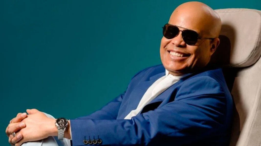 Rubby Pérez, ícono del merengue, falleció en la tragedia de la discoteca Jet Set en Santo Domingo, dejando un legado imborrable en la música dominicana.