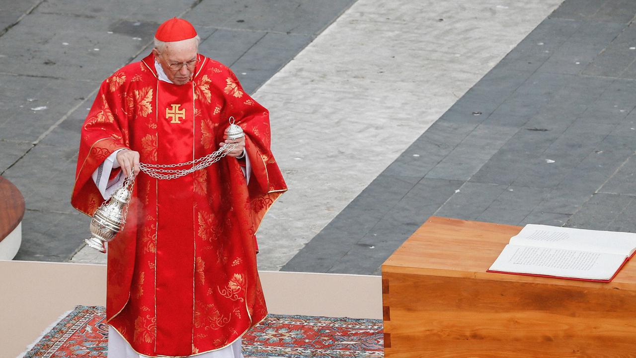 La ceremonia tendrá lugar en la Plaza de San Pedro y será presidida por el cardenal Giovanni Battista Re, decano del Colegio Cardenalicio.