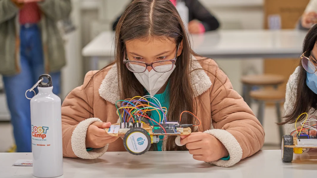 Colombia enfrenta un rezago en educación STEM, según Fedesoft, que alerta sobre el bajo nivel en habilidades digitales en niños y jóvenes tras los resultados del Desafío Bebras 2024.