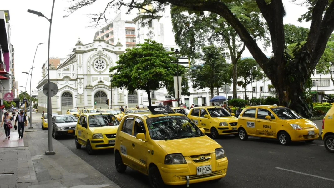 El paro de taxistas en Ibagué inició con bloqueos y protestas contra las plataformas digitales de transporte, exigiendo al Congreso frenar proyectos que amenazan su trabajo formal.