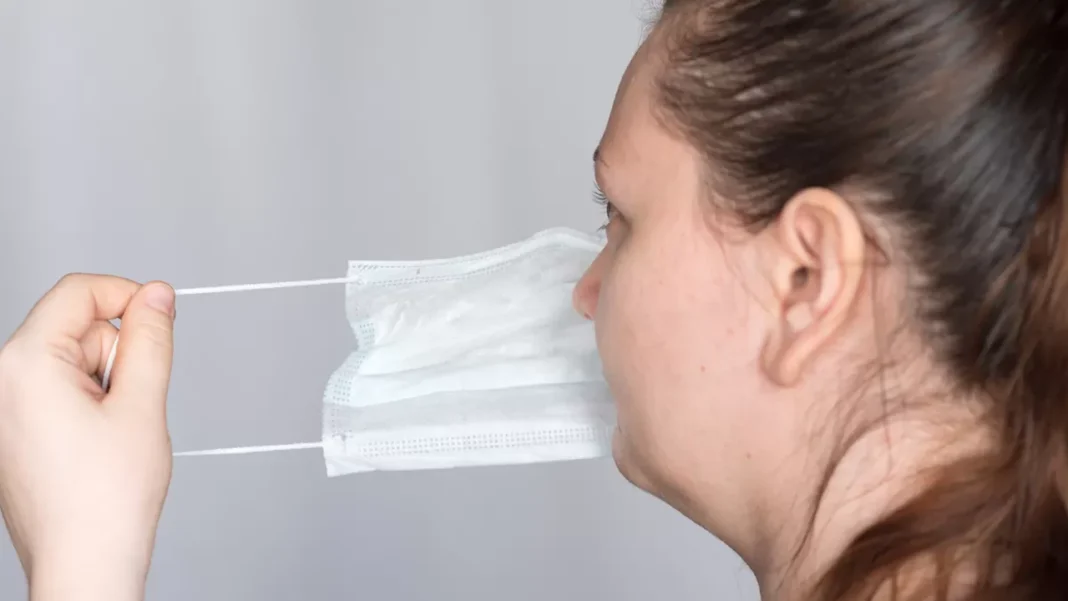 Bogotá enfrenta una emergencia sanitaria por el brote de tosferina, con más de 100 casos confirmados y un aumento alarmante frente al año anterior.