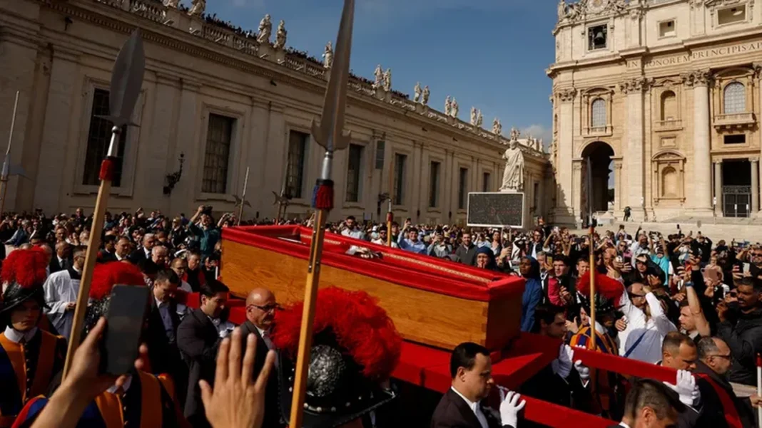 El traslado del Papa Francisco a la Basílica de San Pedro reunió a miles de fieles en el Vaticano para despedir al Pontífice en una ceremonia cargada de emoción y solemnidad.