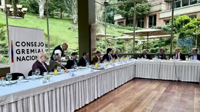 Gremios advierten crisis energética por intervención política y falta de pagos estatales