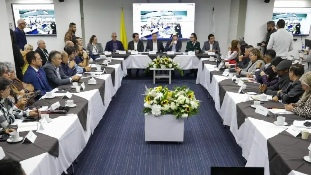 Salario de empleados públicos: Gobierno presentó primera propuesta de aumento, esto sabemos