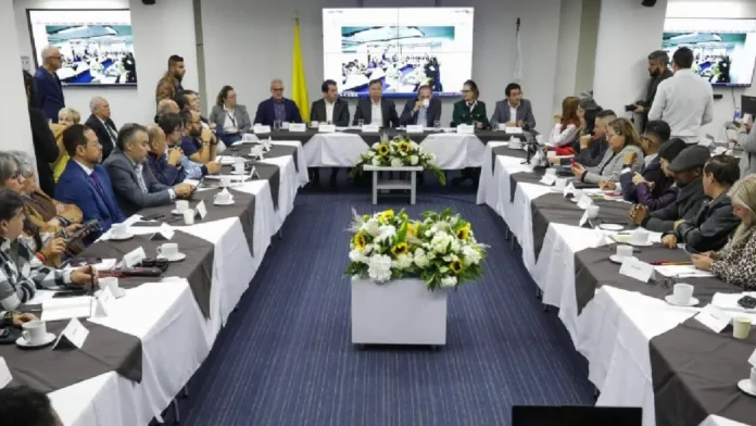 Salario de empleados públicos: Gobierno presentó primera propuesta de aumento, esto sabemos
