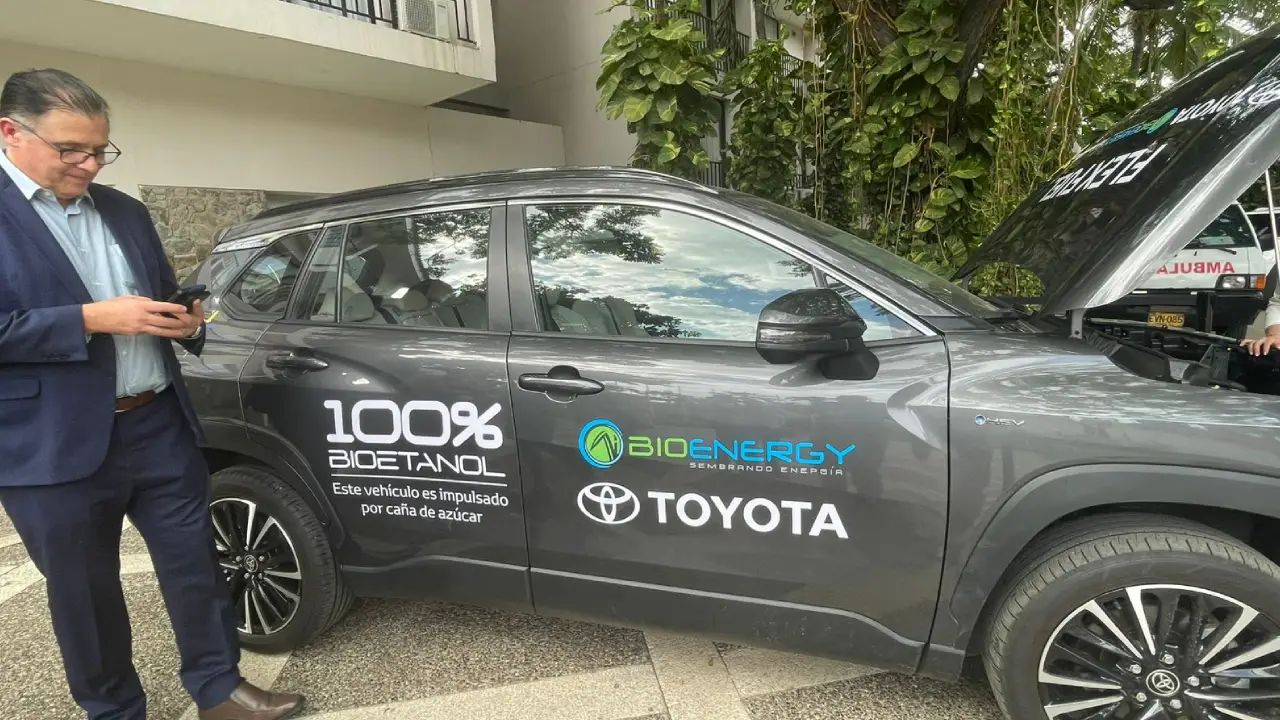 En la V Conferencia Internacional de Biocombustibles se presentó el primer vehículo híbrido con bioetanol en Colombia, una apuesta sostenible que impulsa la transición energética con tecnología nacional y caña de azúcar como fuente renovable.