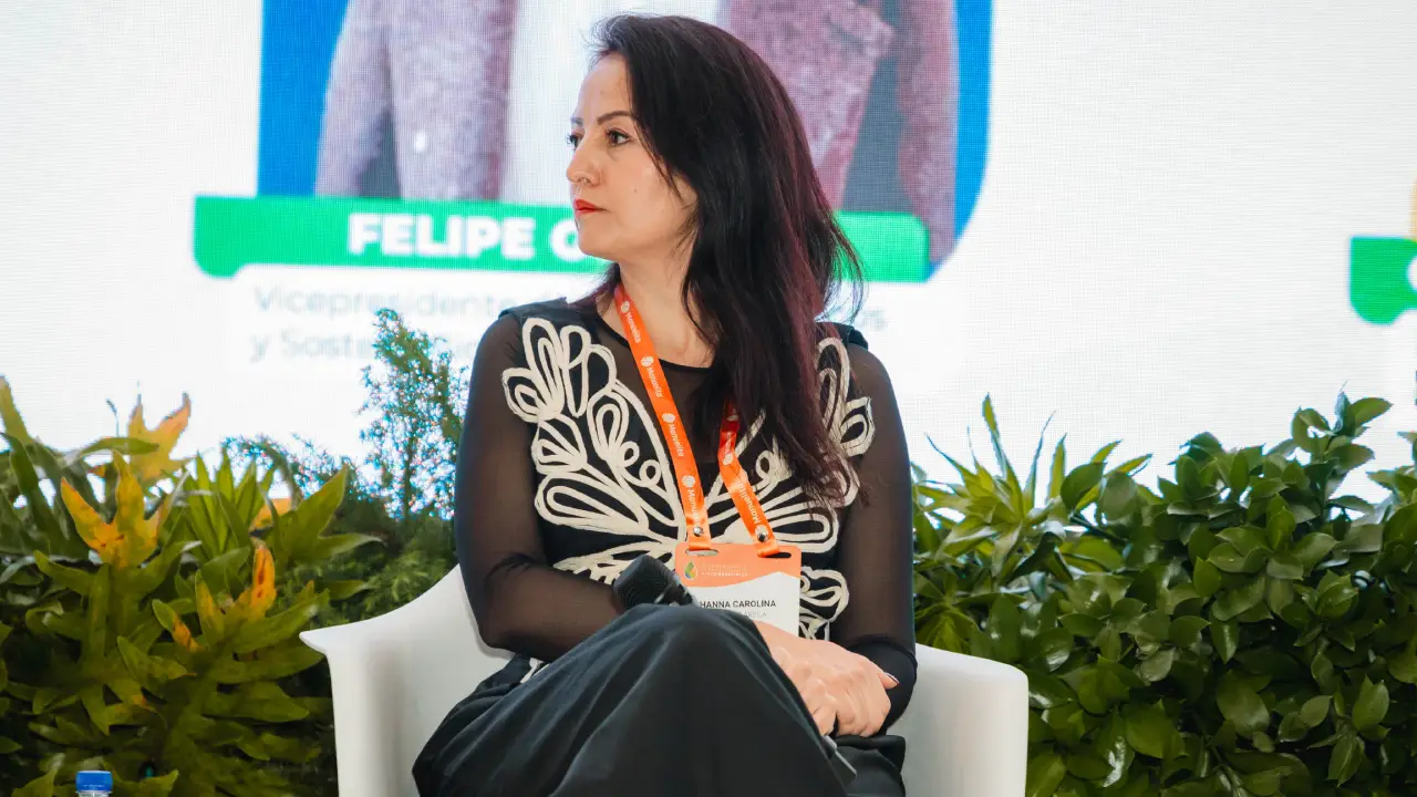 Colombia avanza hacia la producción de SAF con importante alianza que permitirá la construcción de la primera planta de biocombustible aéreo 1 Carolina Betancourt, gerente de la unidad de bioenergía