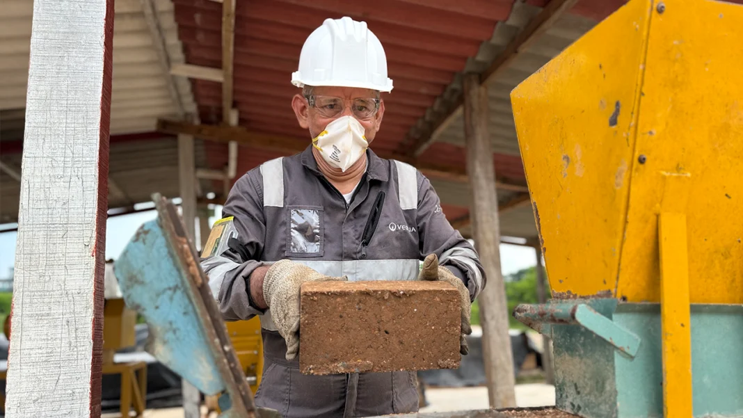 Ecopetrol impulsa la sostenibilidad con la fabricación de ladrillos ecológicos en su refinería de Barrancabermeja, reutilizando residuos industriales sin generar emisiones.