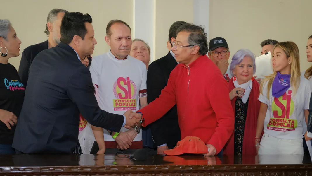 Gustavo Petro insiste en una consulta popular sobre la reforma laboral, tras el rechazo del Congreso, enfrentando un complejo camino político y legal para su aprobación en el Senado.