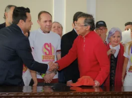 Gustavo Petro insiste en una consulta popular sobre la reforma laboral, tras el rechazo del Congreso, enfrentando un complejo camino político y legal para su aprobación en el Senado.