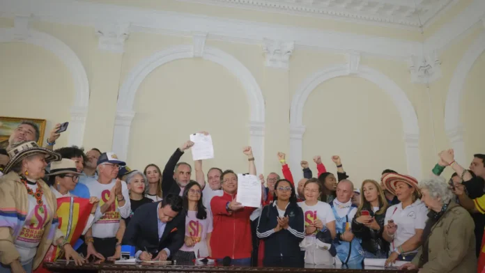 El presidente presentó al Senado la consulta popular, una iniciativa con 12 propuestas que buscan transformar el modelo laboral y ampliar derechos en Colombia. El presidente presentó al Senado la consulta popular, una iniciativa con 12 propuestas que buscan transformar el modelo laboral y ampliar derechos en Colombia.