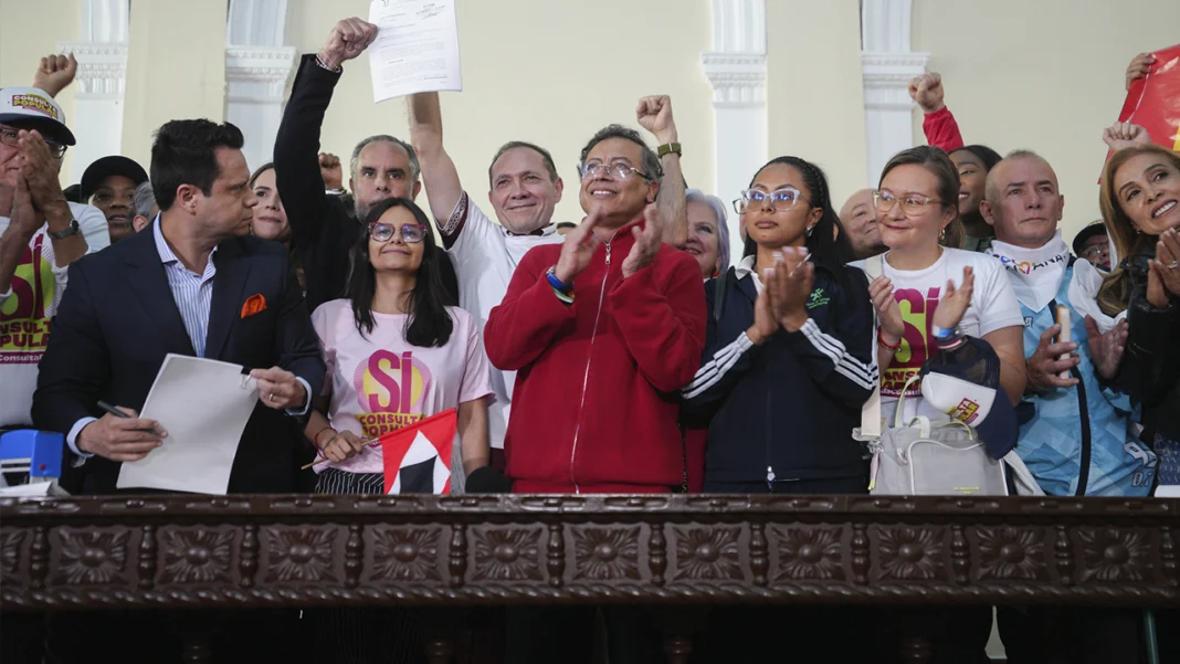 El gobierno de Gustavo Petro impulsa una consulta popular para que los ciudadanos decidan el futuro de la reforma laboral en Colombia, tras su hundimiento en el Congreso.